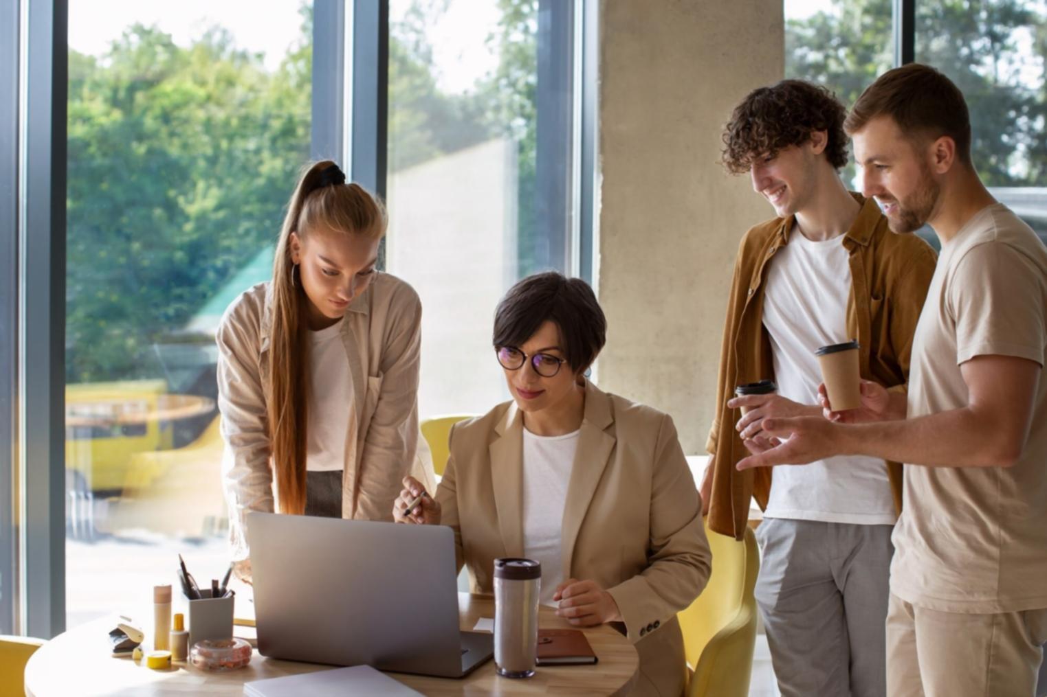 Analyse approfondie des documents financiers sur bureau professionnel